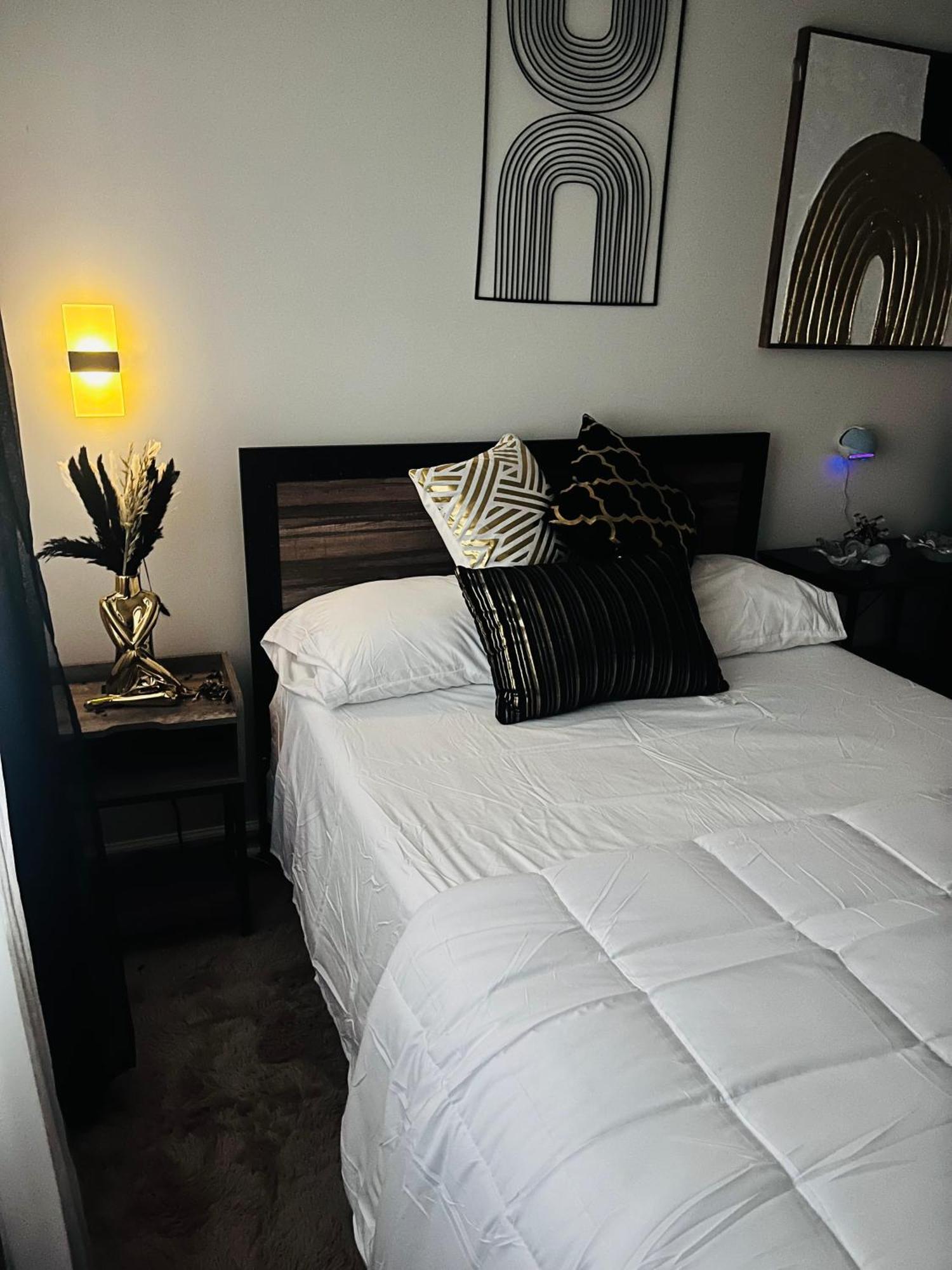 Stylish Cozy Quiet Family Retreat And Romantic Getaway Sleeps Up To 7 With Fast Wifi, Free Parking, Work Station, Alexa Enabled, Fenced In Backyard For Pets Grill Party Patio, Porch, Beach, Canal, Stadium,Boardwalk Restaurants, And Much More! アトランティックシティー エクステリア 写真