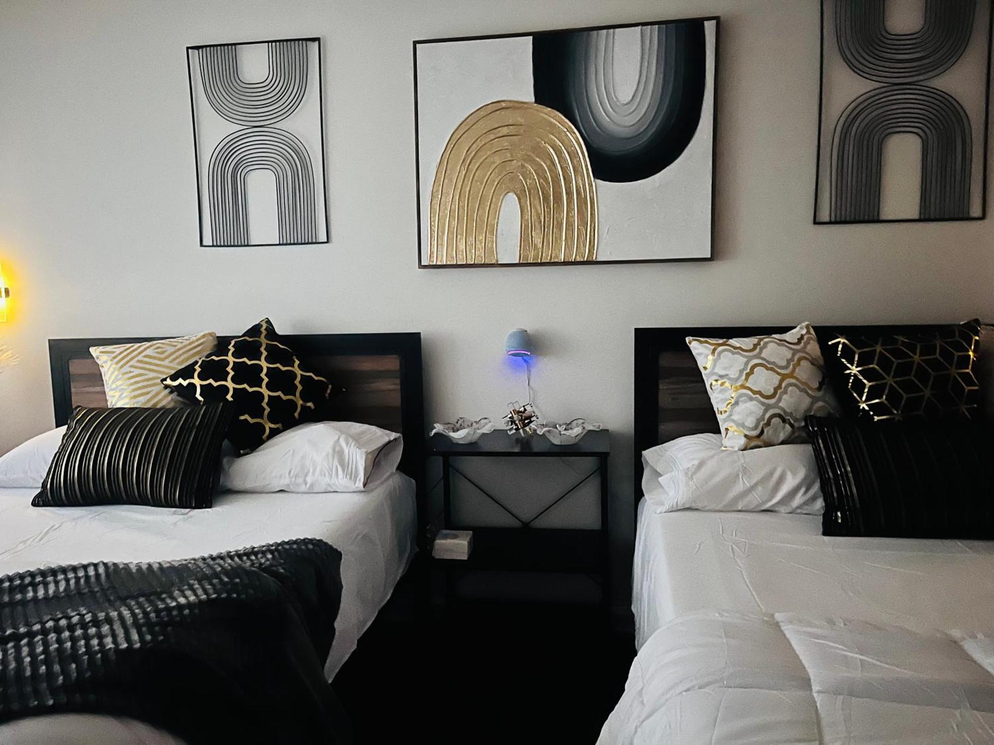Stylish Cozy Quiet Family Retreat And Romantic Getaway Sleeps Up To 7 With Fast Wifi, Free Parking, Work Station, Alexa Enabled, Fenced In Backyard For Pets Grill Party Patio, Porch, Beach, Canal, Stadium,Boardwalk Restaurants, And Much More! アトランティックシティー エクステリア 写真