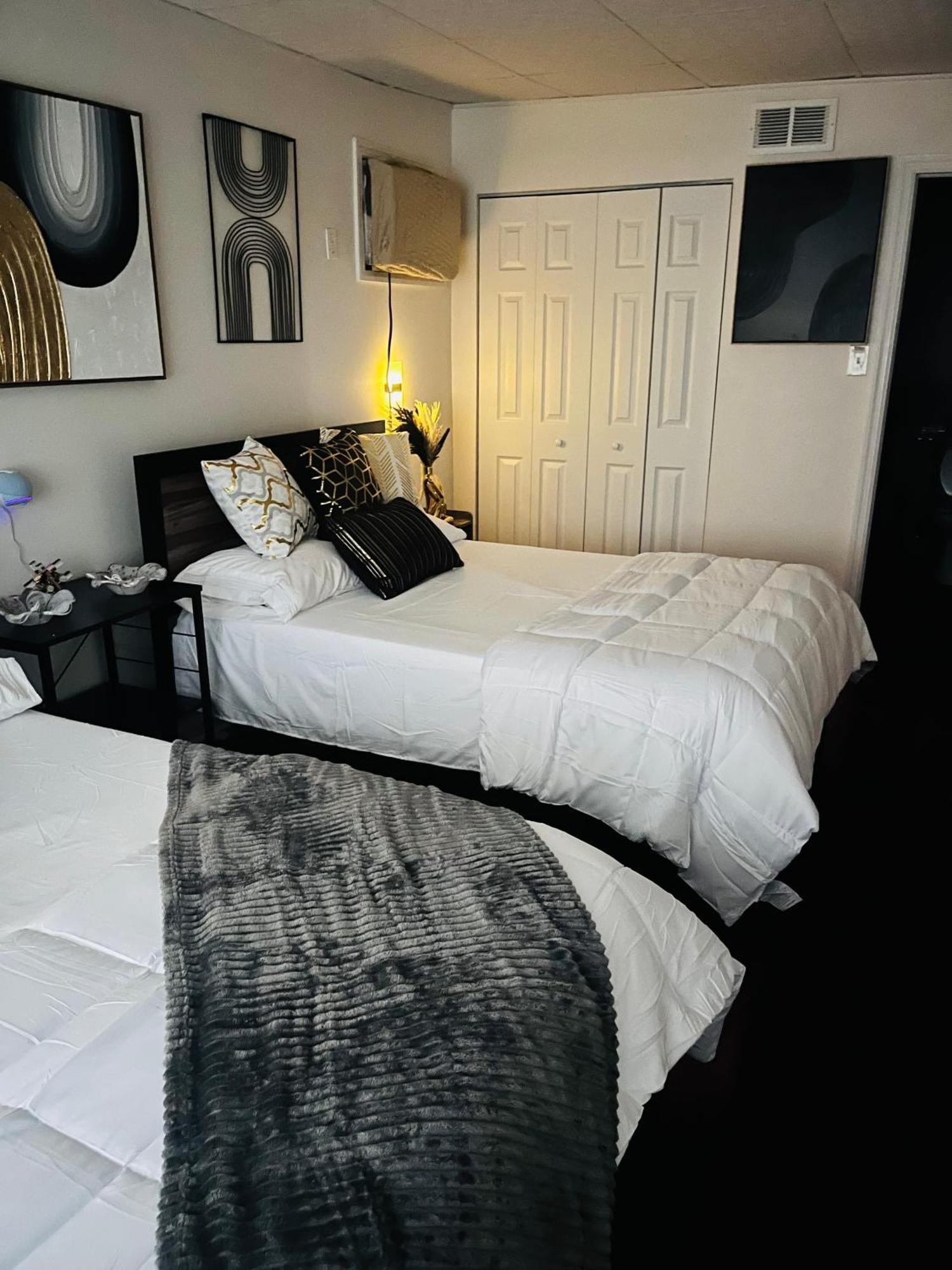 Stylish Cozy Quiet Family Retreat And Romantic Getaway Sleeps Up To 7 With Fast Wifi, Free Parking, Work Station, Alexa Enabled, Fenced In Backyard For Pets Grill Party Patio, Porch, Beach, Canal, Stadium,Boardwalk Restaurants, And Much More! アトランティックシティー エクステリア 写真