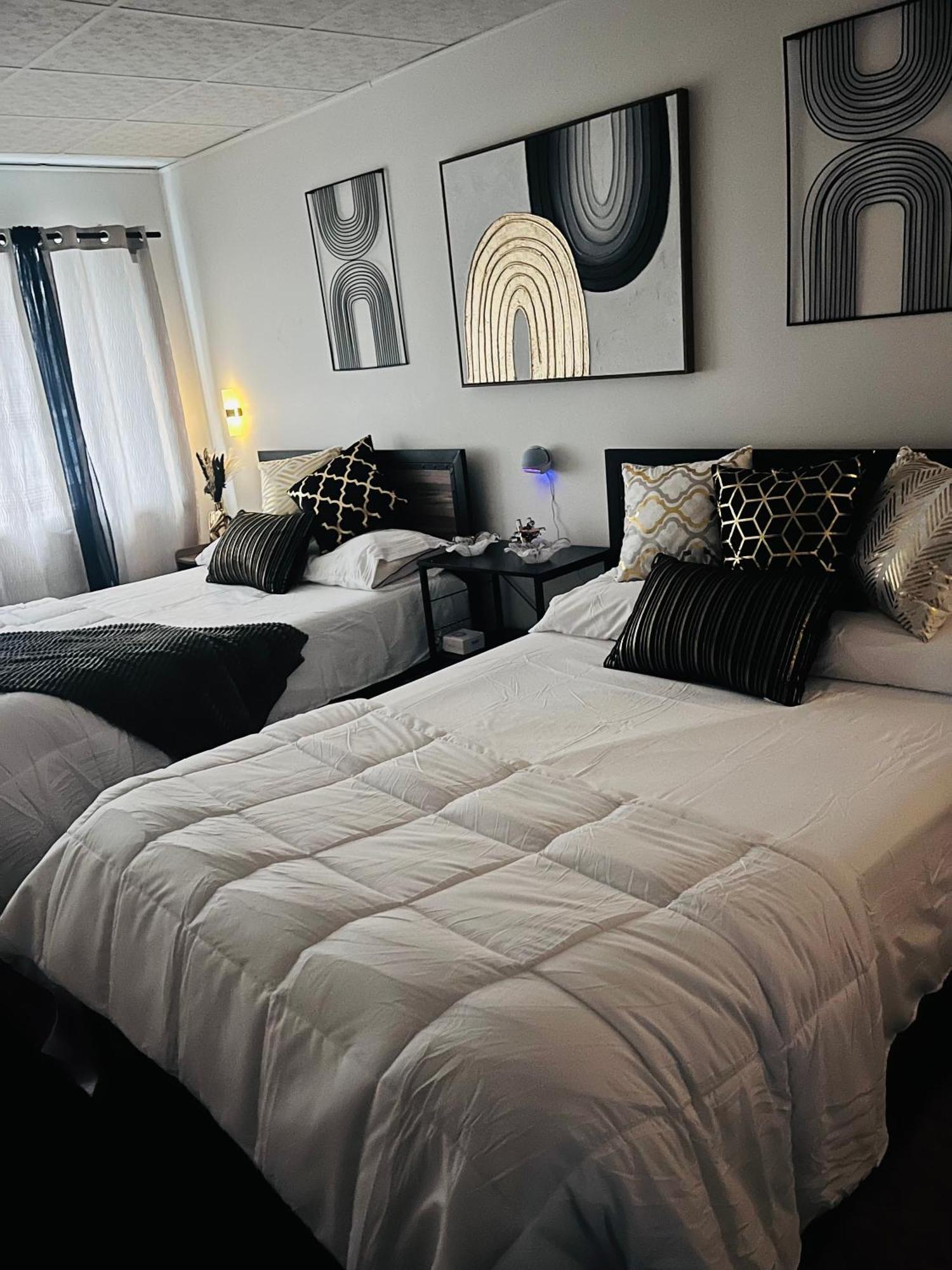 Stylish Cozy Quiet Family Retreat And Romantic Getaway Sleeps Up To 7 With Fast Wifi, Free Parking, Work Station, Alexa Enabled, Fenced In Backyard For Pets Grill Party Patio, Porch, Beach, Canal, Stadium,Boardwalk Restaurants, And Much More! アトランティックシティー エクステリア 写真