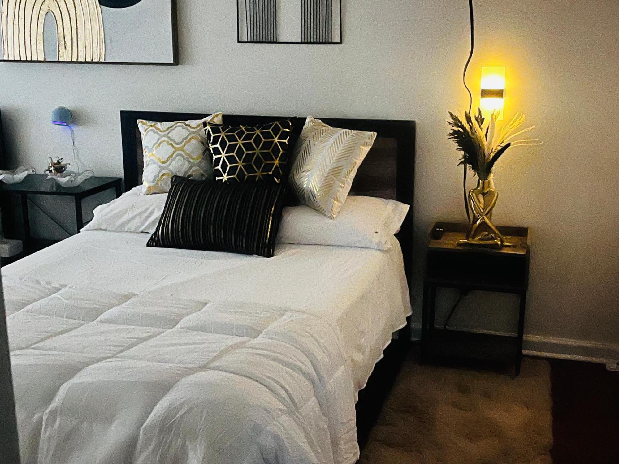 Stylish Cozy Quiet Family Retreat And Romantic Getaway Sleeps Up To 7 With Fast Wifi, Free Parking, Work Station, Alexa Enabled, Fenced In Backyard For Pets Grill Party Patio, Porch, Beach, Canal, Stadium,Boardwalk Restaurants, And Much More! アトランティックシティー エクステリア 写真