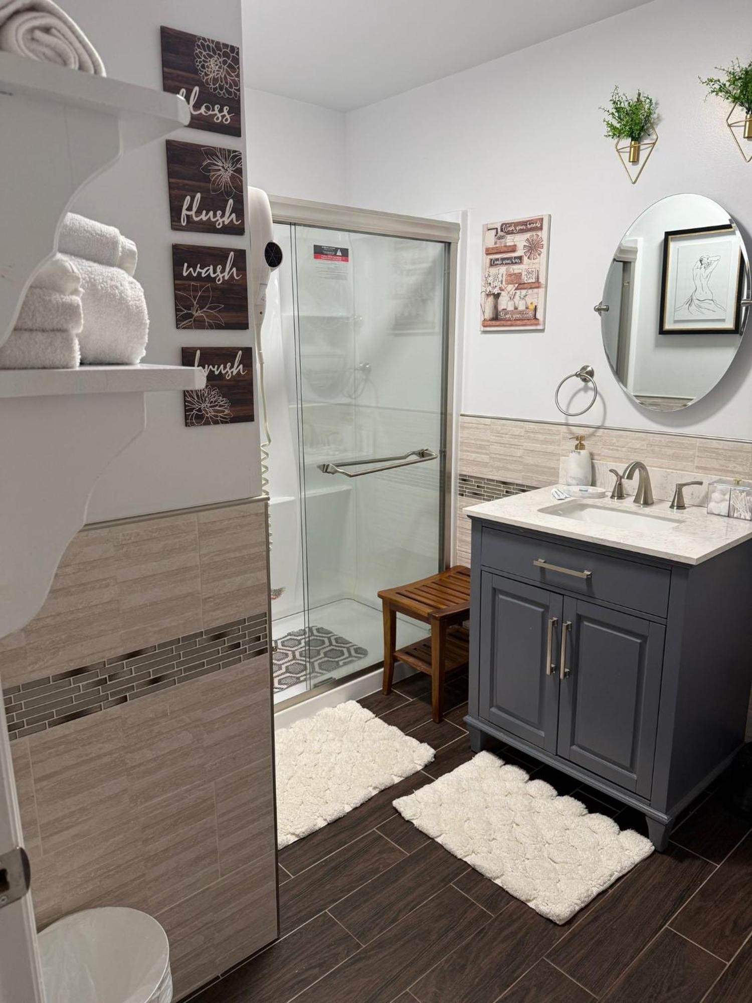 Stylish Cozy Quiet Family Retreat And Romantic Getaway Sleeps Up To 7 With Fast Wifi, Free Parking, Work Station, Alexa Enabled, Fenced In Backyard For Pets Grill Party Patio, Porch, Beach, Canal, Stadium,Boardwalk Restaurants, And Much More! アトランティックシティー エクステリア 写真