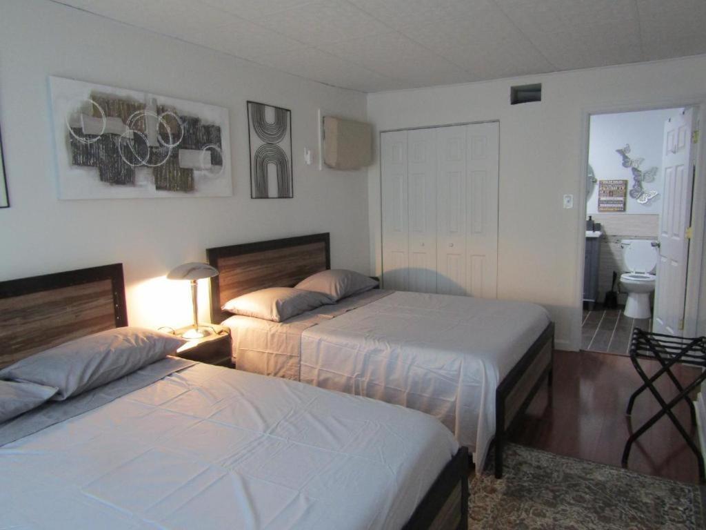 Stylish Cozy Quiet Family Retreat And Romantic Getaway Sleeps Up To 7 With Fast Wifi, Free Parking, Work Station, Alexa Enabled, Fenced In Backyard For Pets Grill Party Patio, Porch, Beach, Canal, Stadium,Boardwalk Restaurants, And Much More! アトランティックシティー エクステリア 写真
